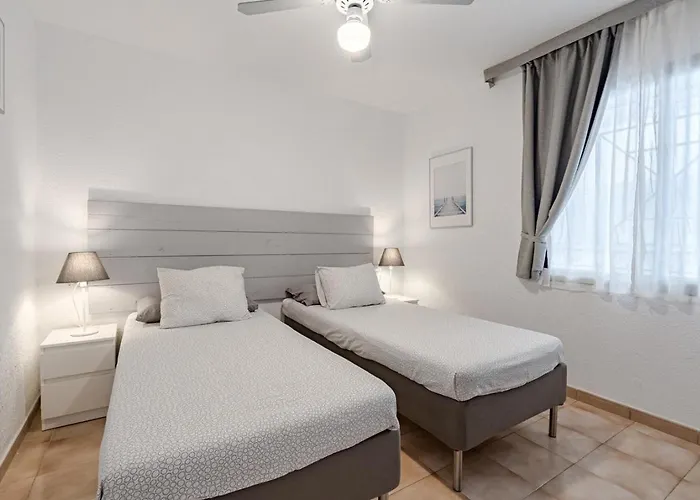 아파트 2 Bed With Pool View Castle Harbour C202